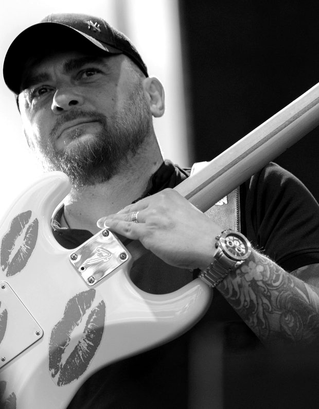 Marcin „Młody” Marendowski z gitarą oklejoną ustami